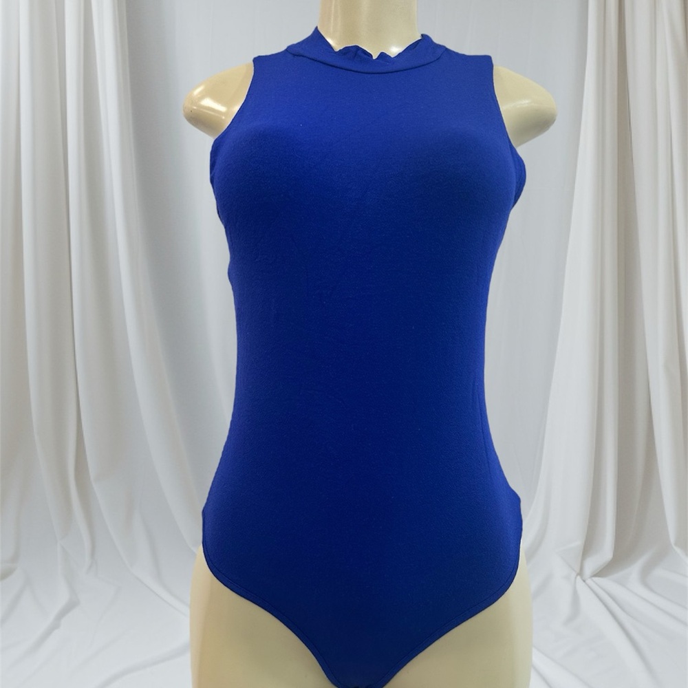 Fitted Blue Sleeveless Tank Top with High Neckline